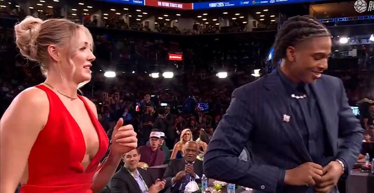 NBA潜力新秀大部分都有女友相伴！大家有没有发现在今年的NBA选秀大会之中，大