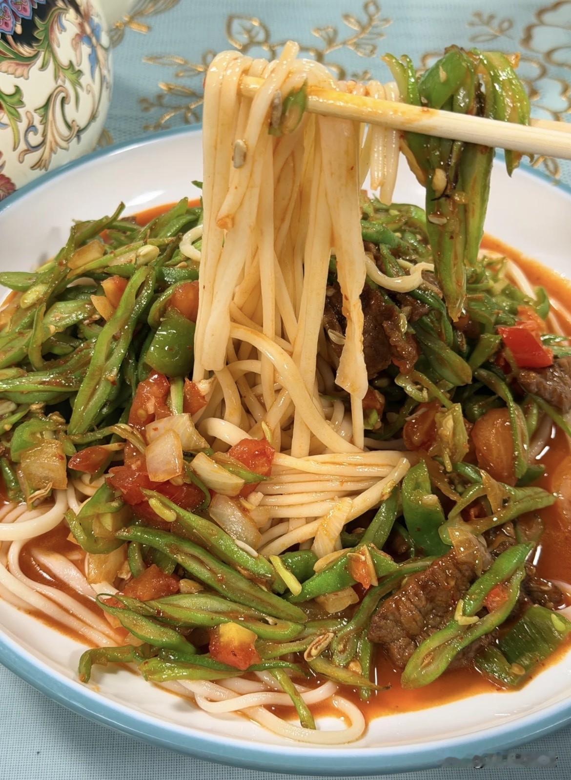 华凌建材老板跨界开拌面店！花5000请探店，3个月亏到心疼在乌鲁木齐华凌做钢