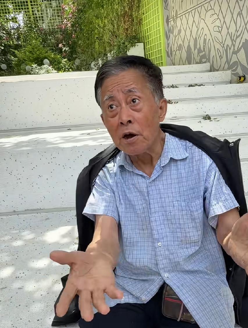 以前，看这位爷叔炒股，买了上海建工20万股，被市场无情地腰斩，很多人同情他，怕他