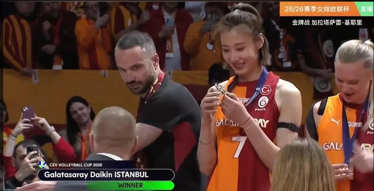 惊天逆转！中国女排留洋球员王媛媛在欧洲创造历史凌晨的伊斯坦布尔球场几乎窒息。