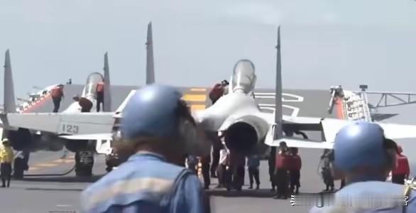 雷达照射而已？错！已在擦枪走火边缘。​2025年12月6日，中国海军辽宁舰歼-