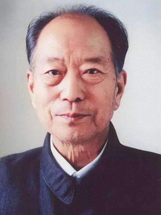 2004年，河南郑州，一位背负罪名、晚年没被平反的老县长去世，没人组织、没人通知