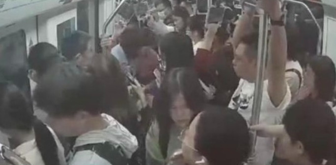 上海，地铁二号线车厢内，七旬老太和一女白领抢占一个空座位，女白领说自己先坐到了座