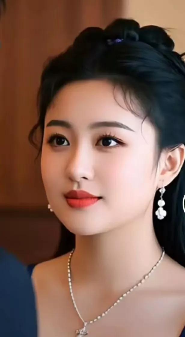 #纯天然美女长啥样子#是不是纯天然，不太清楚。只知道她很好看。眉清目秀，端