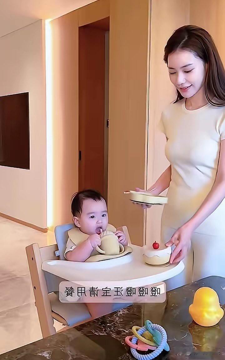 汪宝儿真招人喜欢。马筱梅带娃挺上心的，上班再忙也自己给孩子做吃的，母子俩一起的时