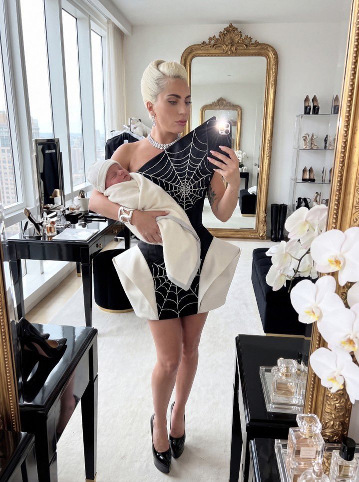 LadyGaga抱着宝宝这组ai图在外网疯转！ladygaga当妈LadyGa