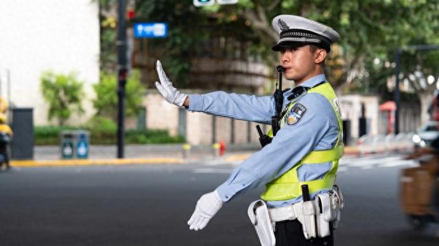 走近上海“网红警察”: 流量漩涡中, 他们的坚守与抉择