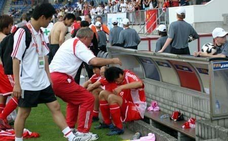 董方卓在国字号中，最让人记忆尤深的一个名场面，就是05年世青赛，当着所有媒体镜头