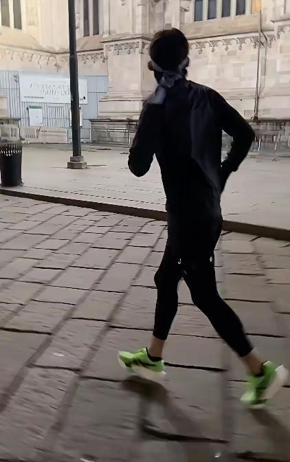 怪不得钟汉良显年轻呢，早年六点钟的米兰又黑又冷，街上一个人也没有，钟汉良直接穿着