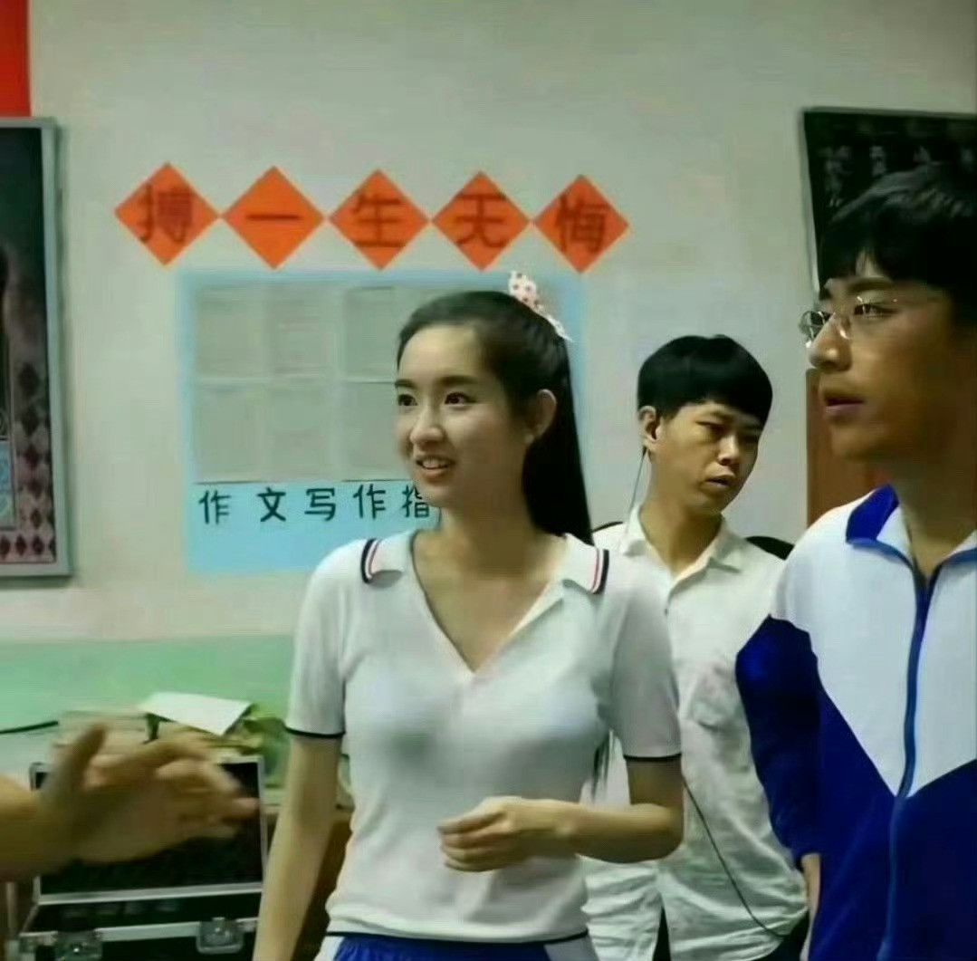 严重怀疑编剧没上过学，哪有学校把校服设计成这样？