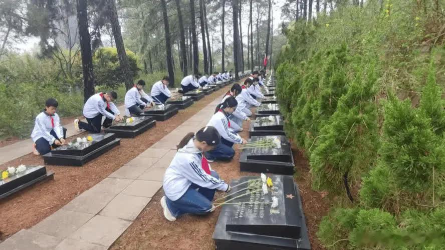 1946年，抗联将领李兆麟去一个年轻女子家里赴约，刚喝了一口茶后，他感觉有些头晕