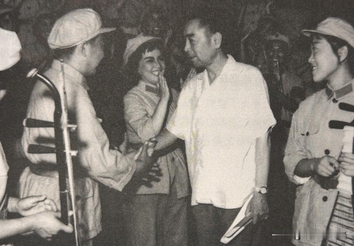 1965年8月24日，周恩来总理出席观看《长征组歌》后与演员马国光（左二）亲切握
