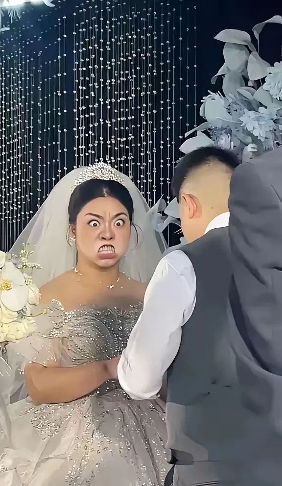 太尴尬了吧？浙江一对新人举行婚礼，没想到新娘这身灰色婚纱引发了不小的争议！当时