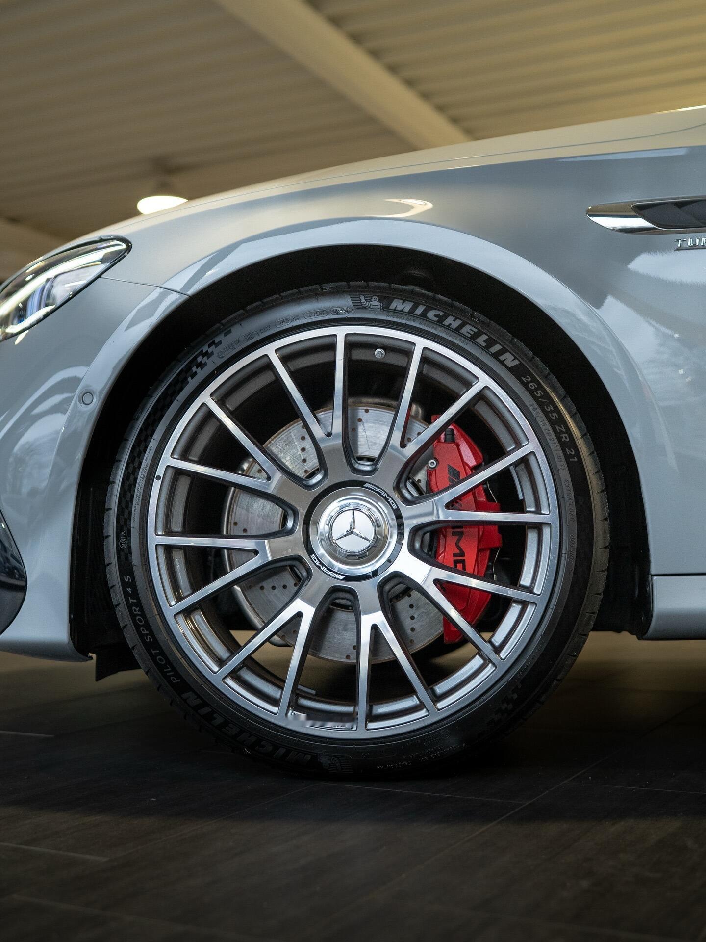 奔驰AMGE53🚗✅优点：1.外观与普通E级差异不大，但启动时AMG排气的轰