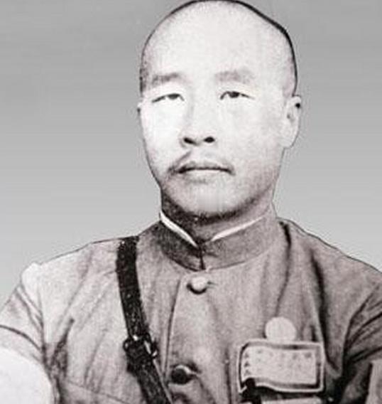 30年代的山东，有一天，韩复榘偷偷摸回自己二姨太的房间，在门口就听到了男女的嬉笑