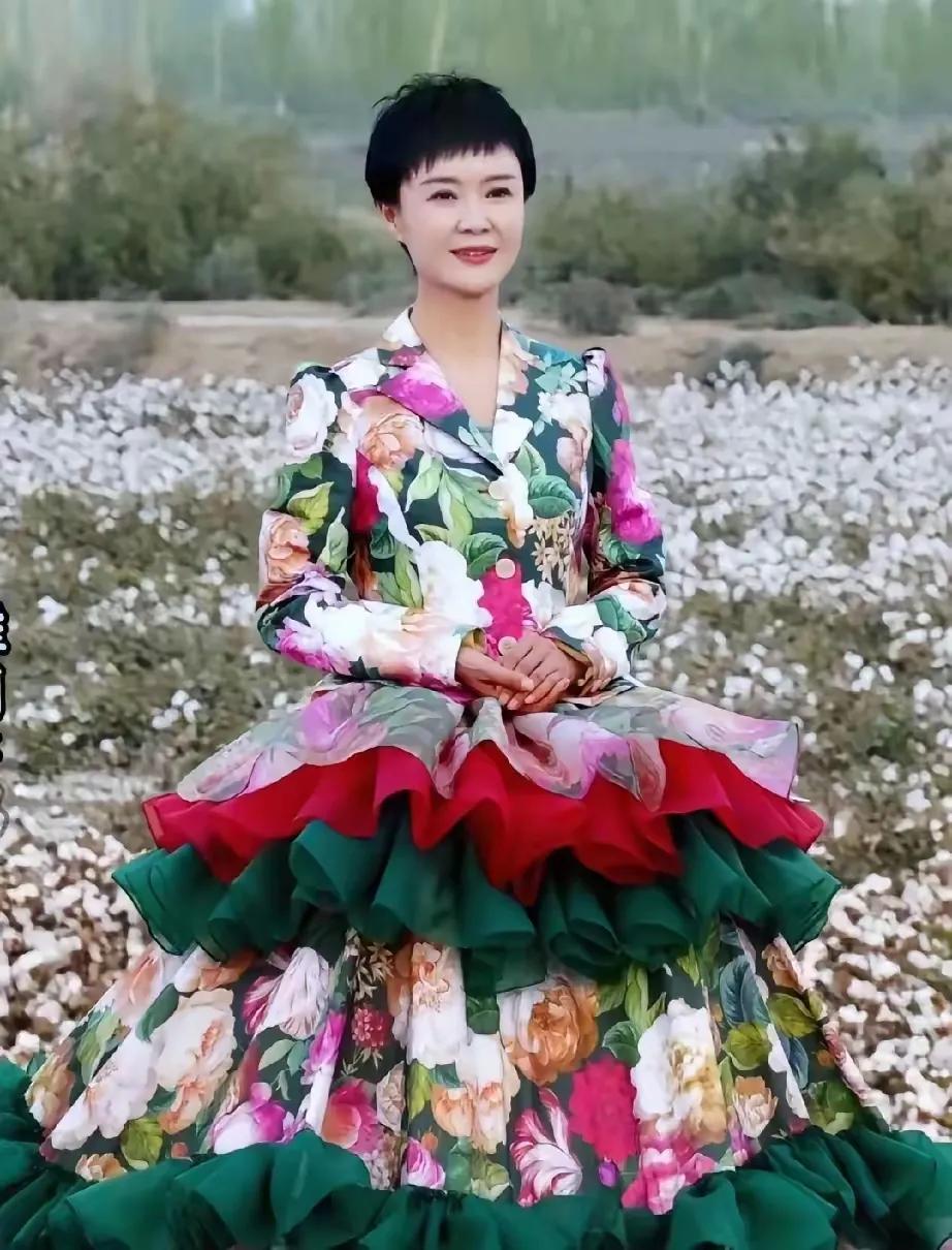 “你以为你美得很，其实跟个猴子一样”——谁能想到，这句刻薄评价，竟甩给了雪地策马