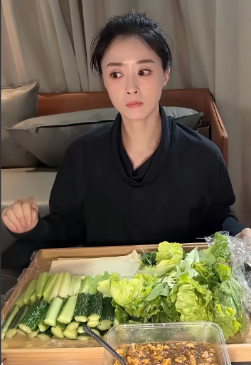 看着蒋欣这生活，突然一点都不羡慕明星了，虽然一天能挣很多钱，但……看