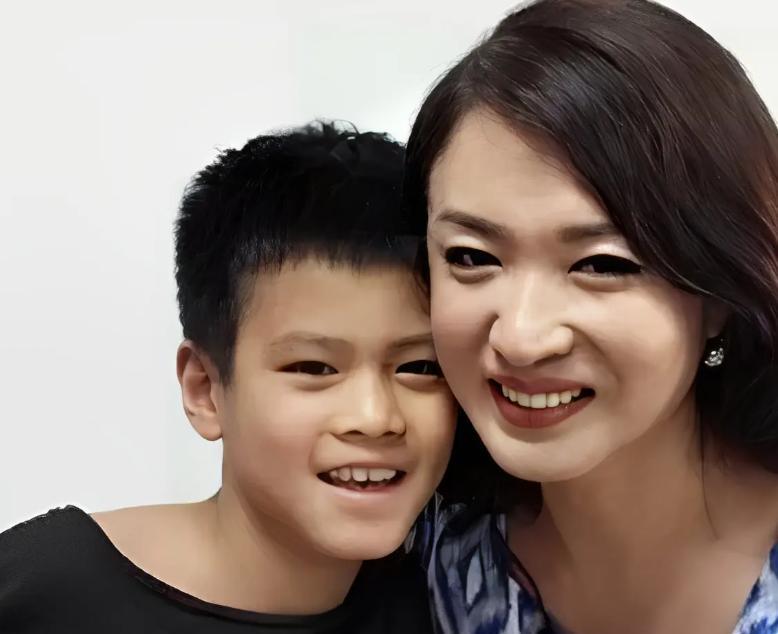 一次，金星的大儿子被同学取笑：你妈以前是个男的，说完，哈哈大笑。大儿子问金星：我
