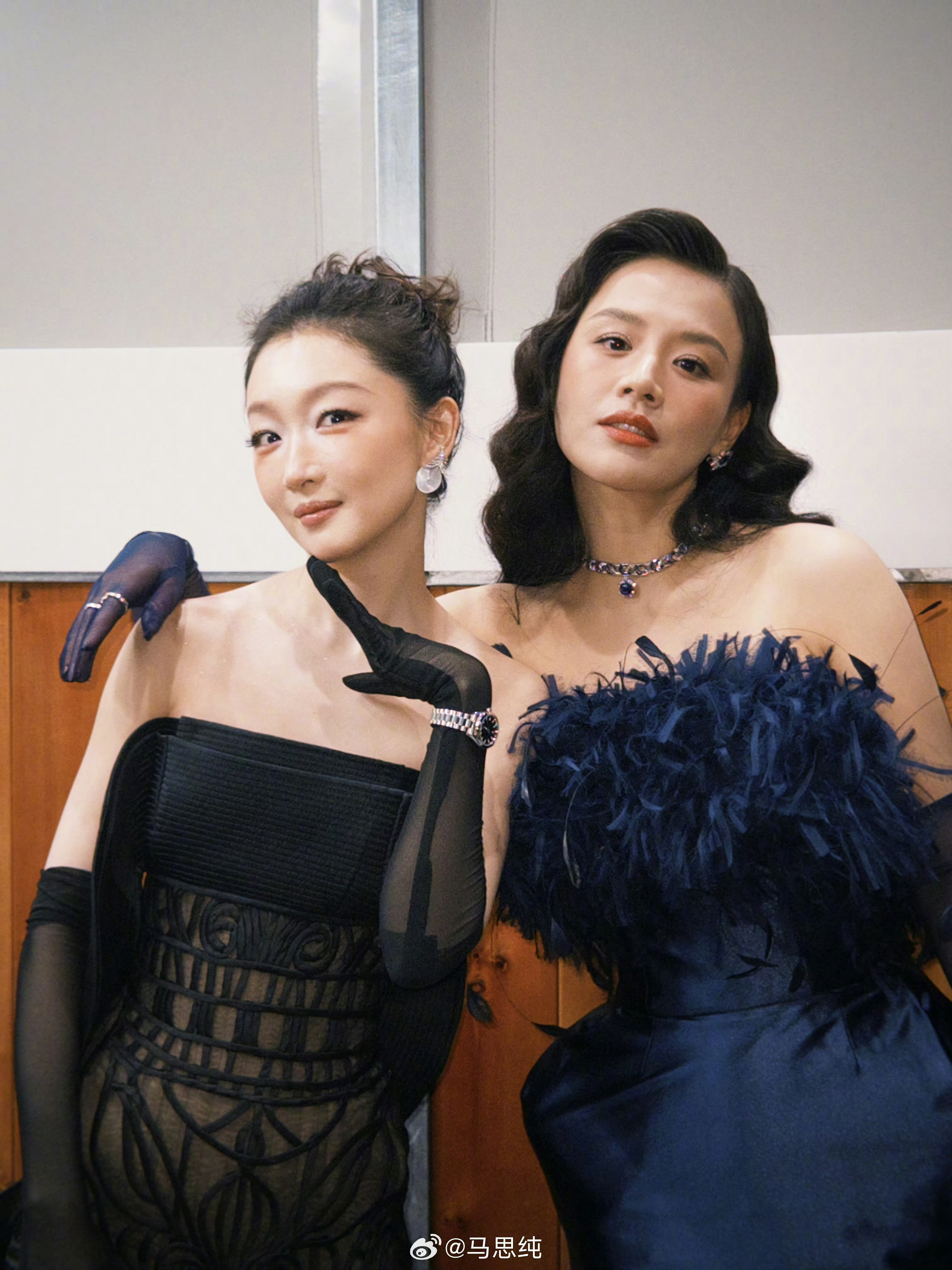 “七月与安生”马思纯、周冬雨在VOGUE时尚之力盛会后台重聚。周冬雨马思纯七月