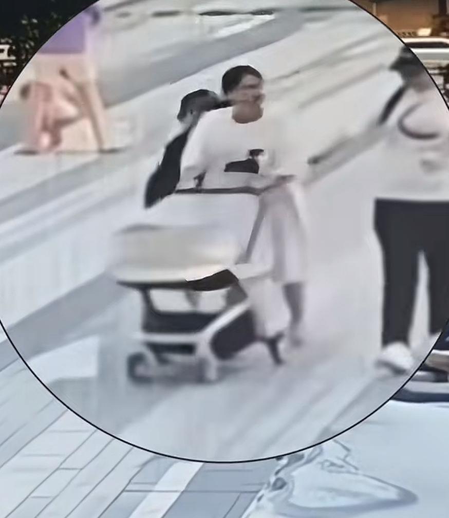 8月7日，陕西省西安市雁塔区一名女子推着婴儿车遛娃时，遭遇了小偷团伙作案偷手机。