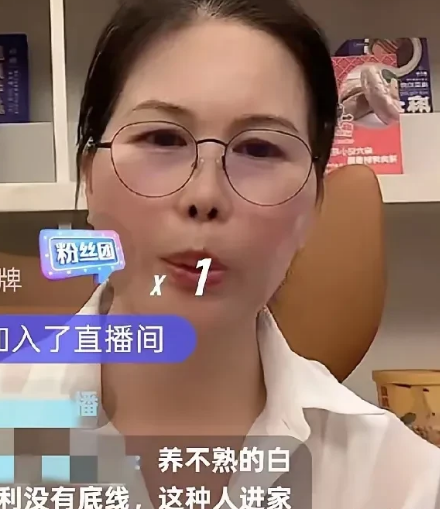 小杨阿姨:俩孩子很忙！很多人不解汪小菲为什么不把孩子带回内地，其实不是汪小菲