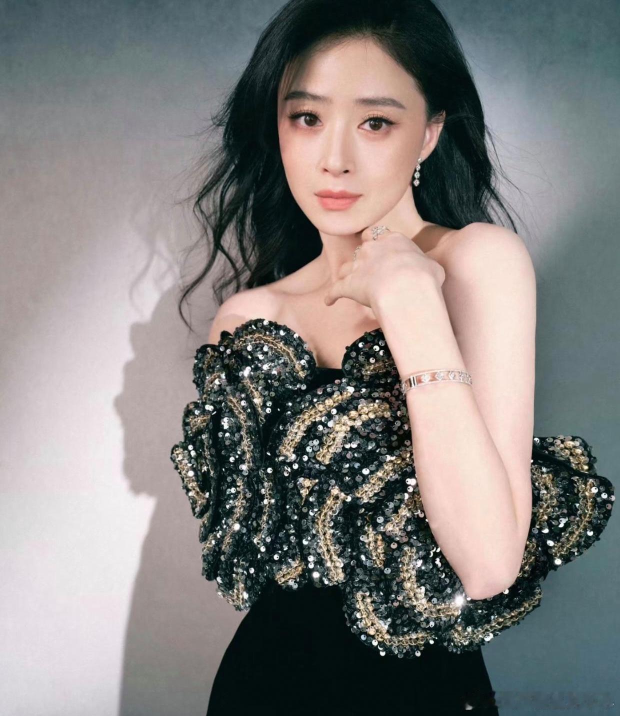1、贾乃亮已经着手准备生二胎，就算前妻有所争议也改变不了他的想法，甜馨也清楚父母