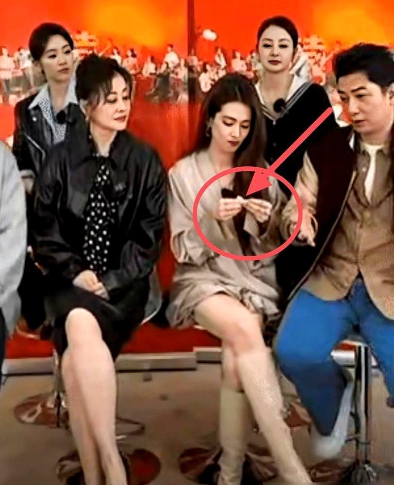 你敢信？央视直播的好好的时光剧宣现场，陈昊宇坐梅婷田雨中间全程低头折纸。梅