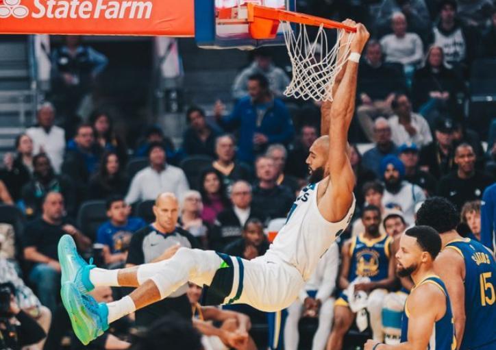 这个画面，勇士球迷今夜会反复梦见：终场前14.8秒，落后7分，库里冲了进去，拿了