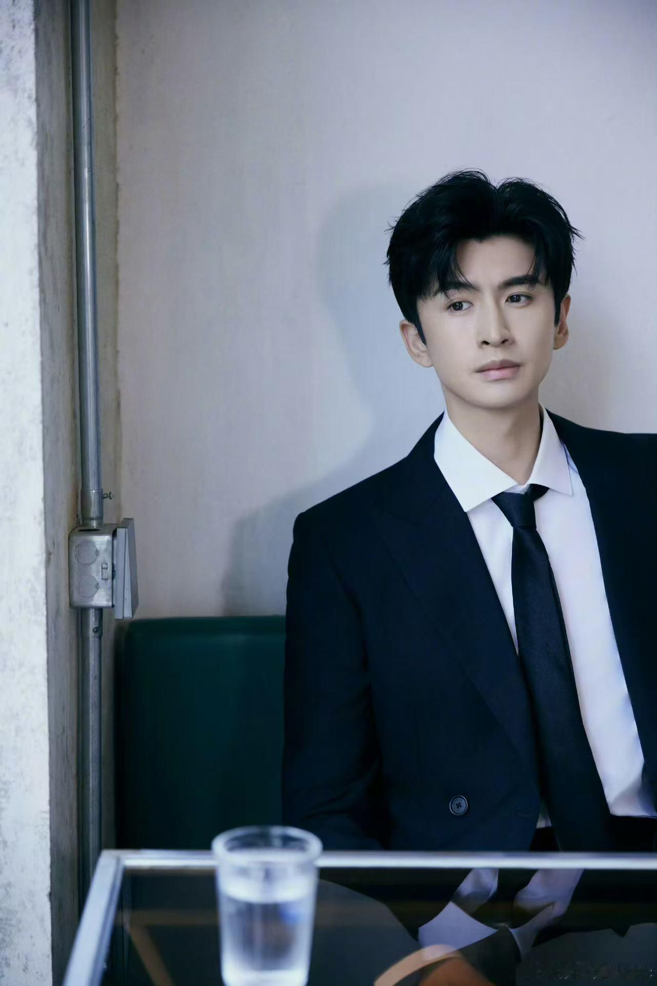 张云龙简介张云龙豆瓣简介变动，女友栏成古力娜扎。他有着阳光般的笑容，在演艺界努力