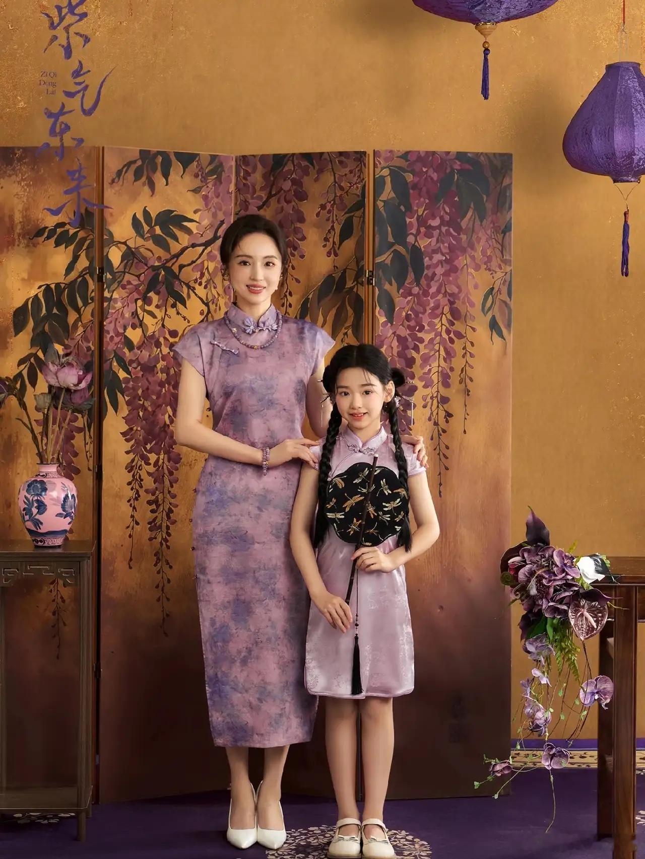 董璇晒出和女儿的新年合影，这也太漂亮了吧！小酒窝是天生明星，从未见过外形、才艺、