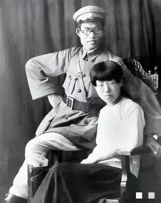 1940年，延安，朱仲芷主动跟丈夫萧劲光离了婚。那一年她已经是六个孩子的娃，和萧