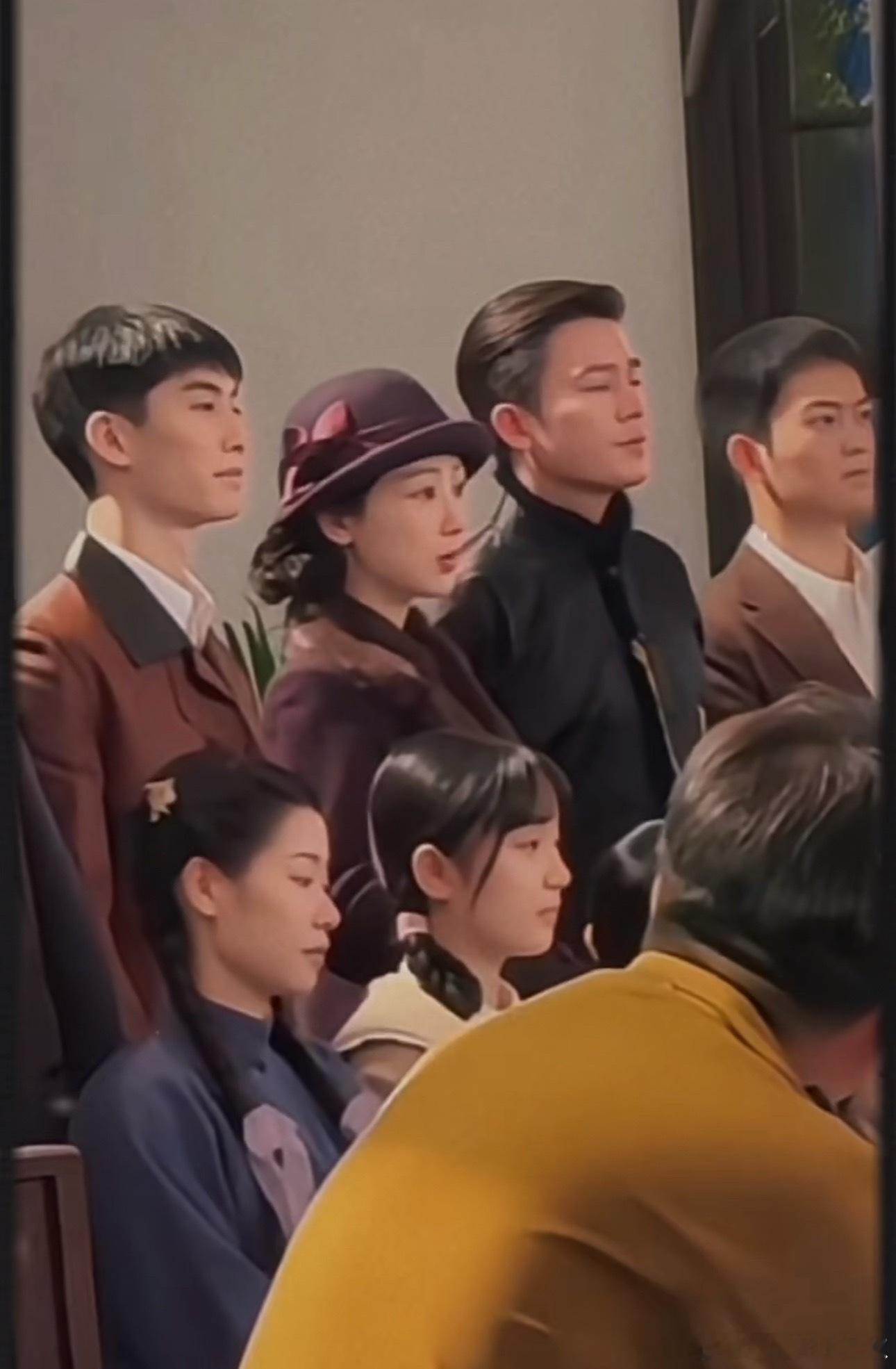 杨紫、欧豪《玉兰花开君再来》路透，这是在拍全家福🧑🧑🧒