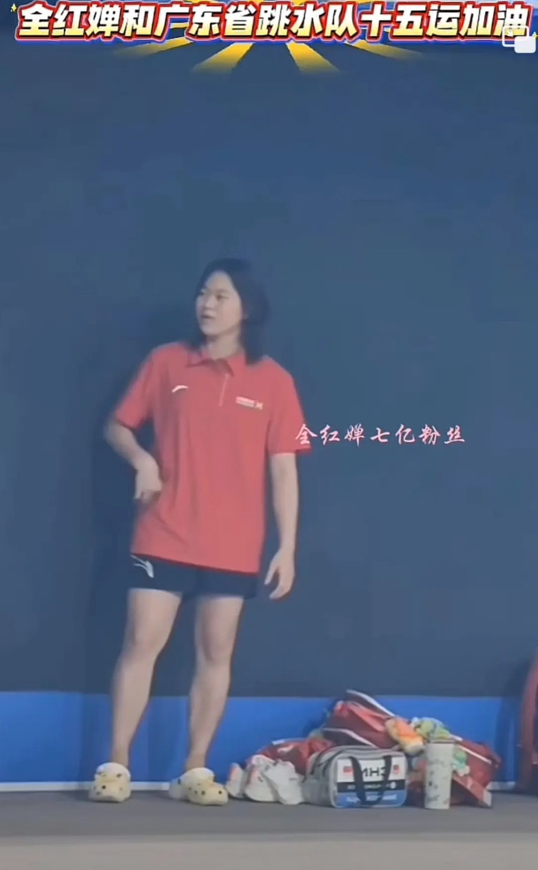 全红婵出现在全运会现场，惊奇的发现她的头发还没有剪掉，这样可能会影响到比赛，且不