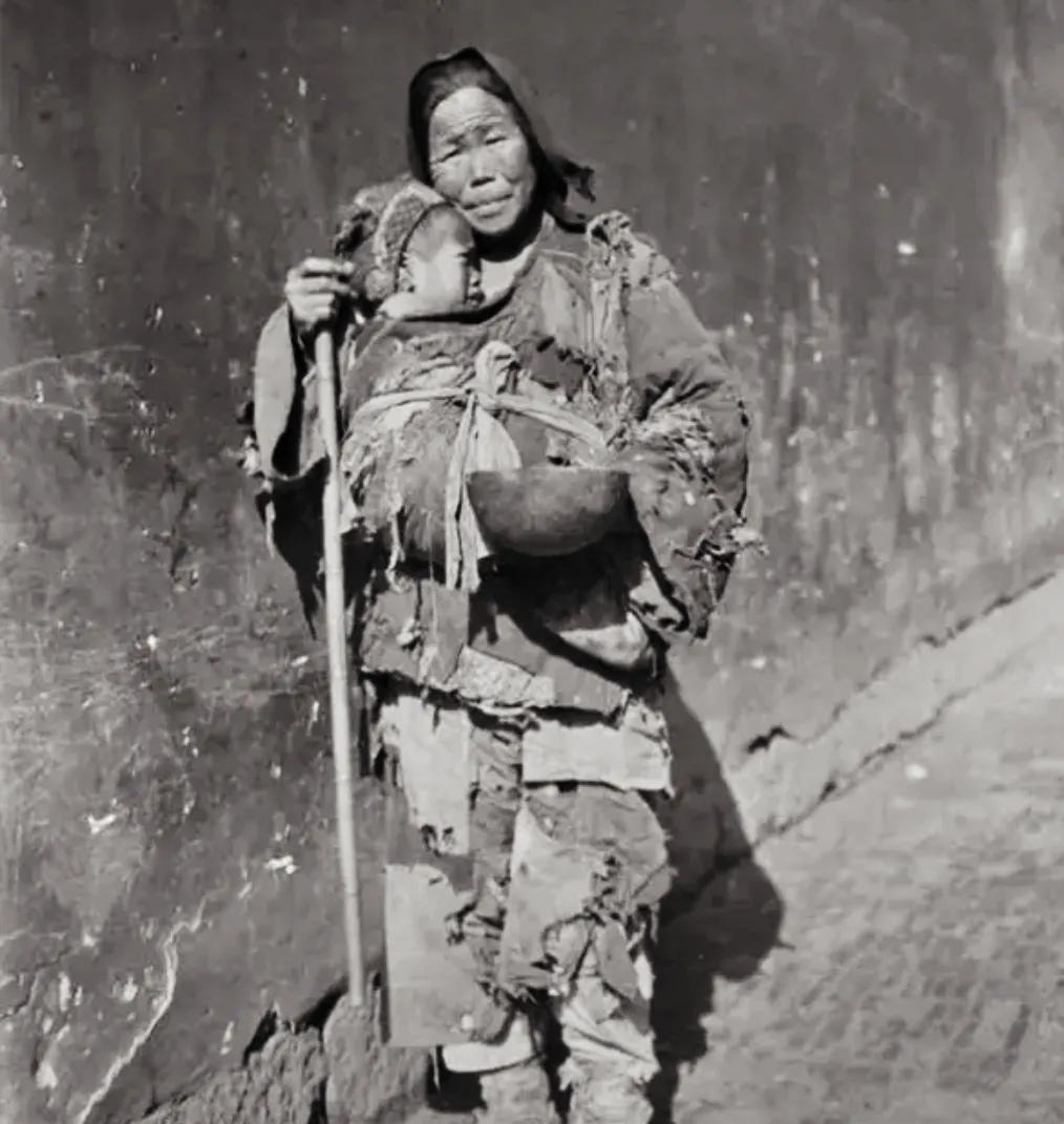1949年湖南平江解放后，县委大院门口来了个浑身补丁的妇人。她头发乱蓬蓬的沾着草