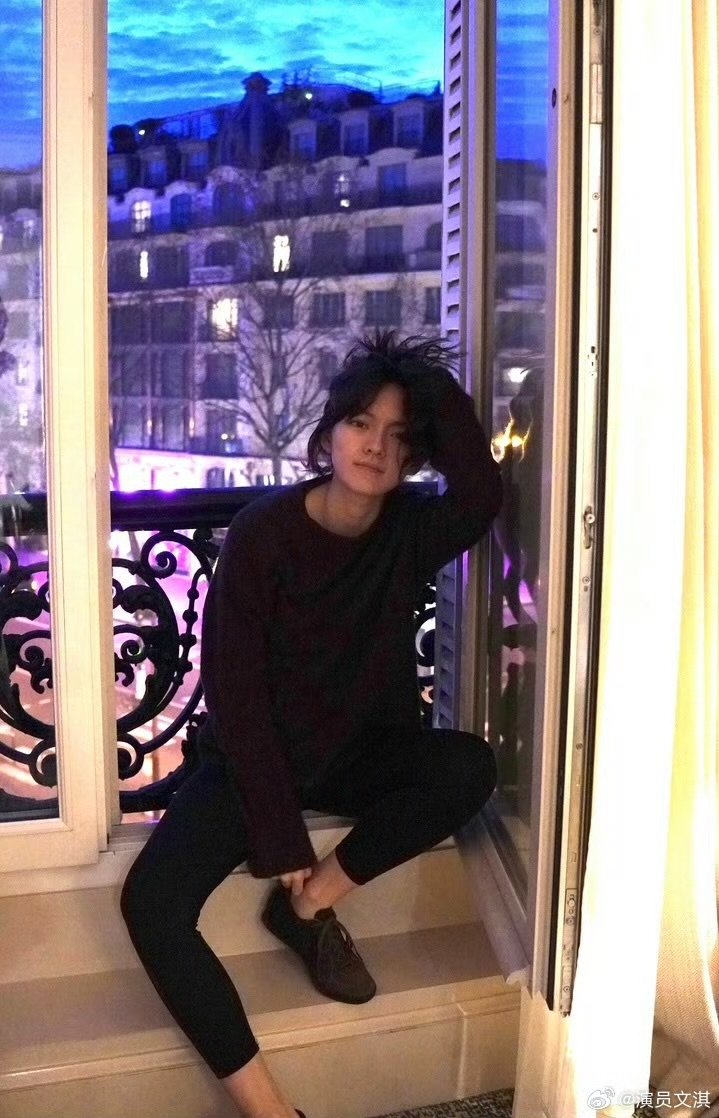 文淇你开学了吗文淇毕业了文淇被问你开学了吗？我们小老淇已经毕业了