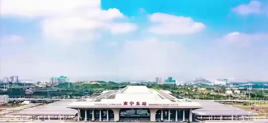 “你们管这个叫大城市？”一个巴黎来的哥们，刚下南宁吴圩机场，盯着头顶密密麻麻