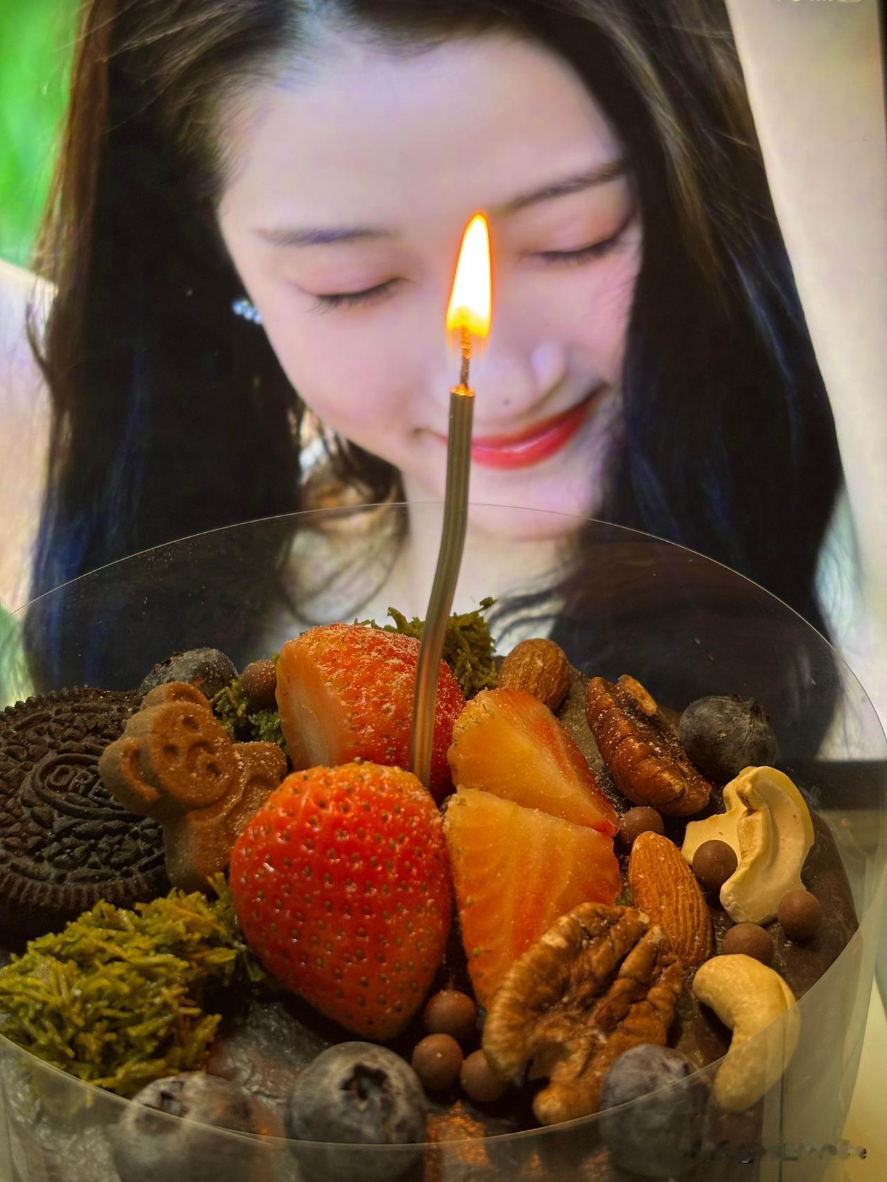 9月17日，关晓彤29岁生日冷冷清清去年好歹还有闫妮，陈都灵记得她的生日，今年