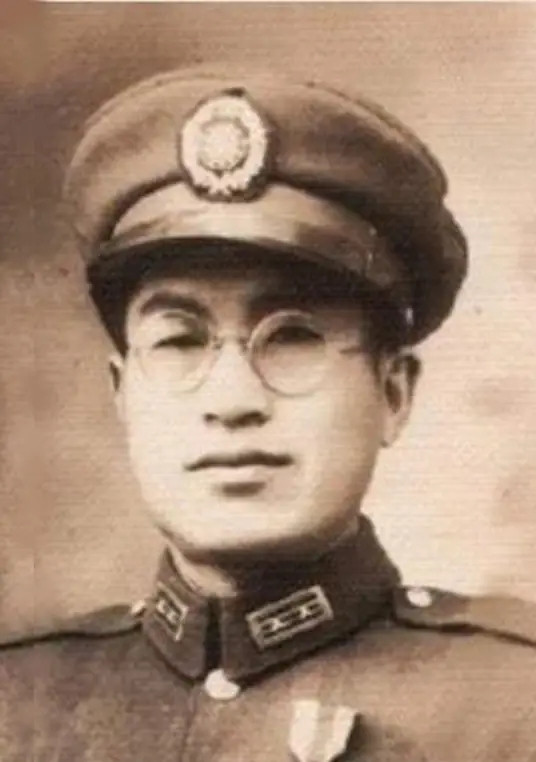 1934年，国民党一高级将领在旷野上残忍枪杀500多个手无寸铁的红军战士，蒋介石