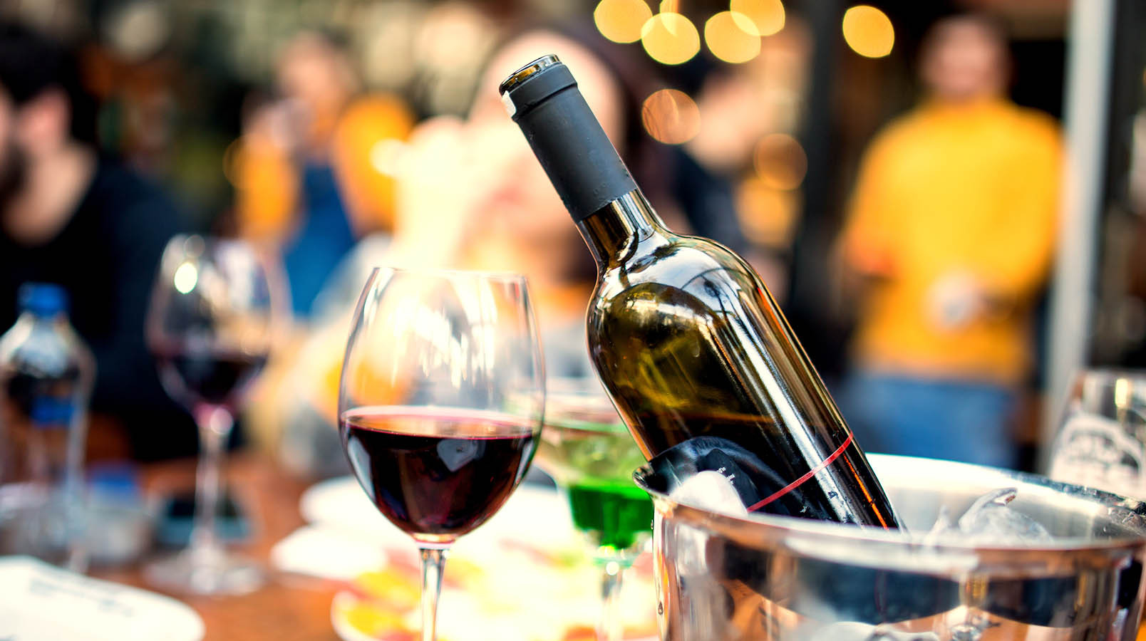 因法国总统马克龙无意加入美国主导的加沙和平委员会，特朗普威胁对法国葡萄酒和香槟征