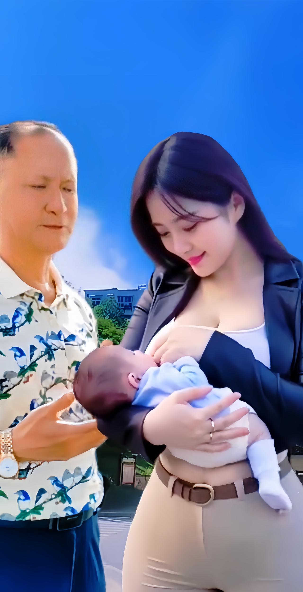 《三代情》蓝天底下好风光，外孙怀里嘬得香。外公一旁眉眼笑，亲情暖暖似蜜糖