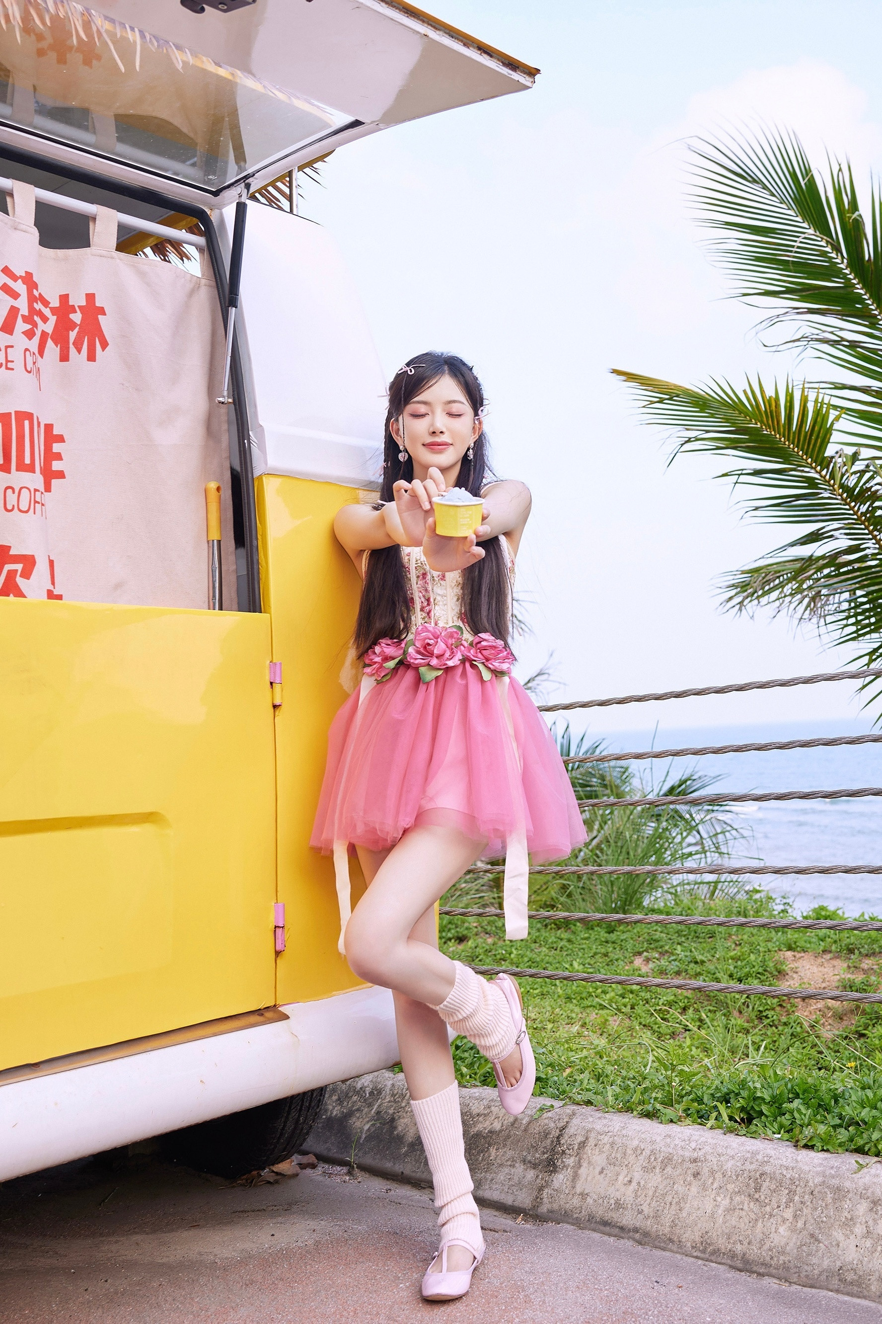 孔雪儿沙滩少女：玫瑰色小短裙美腿，温柔甜美。孔雪儿