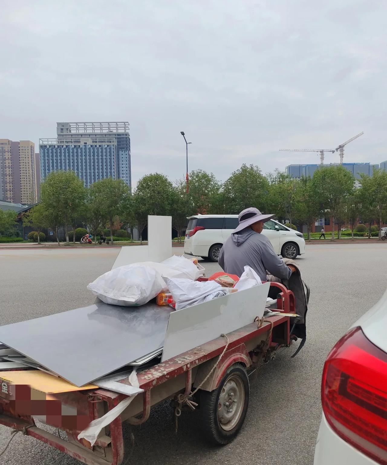 亏大发了。在我们这片拾荒的刘大叔，这几天终于把自己干进医院了，周围人感叹太不划