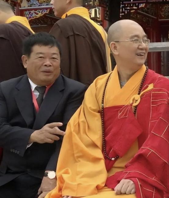 早年曹德旺随王石参观万福寺时，一段关于修缮费用的对话引发关注。方丈曾向王石提及斋