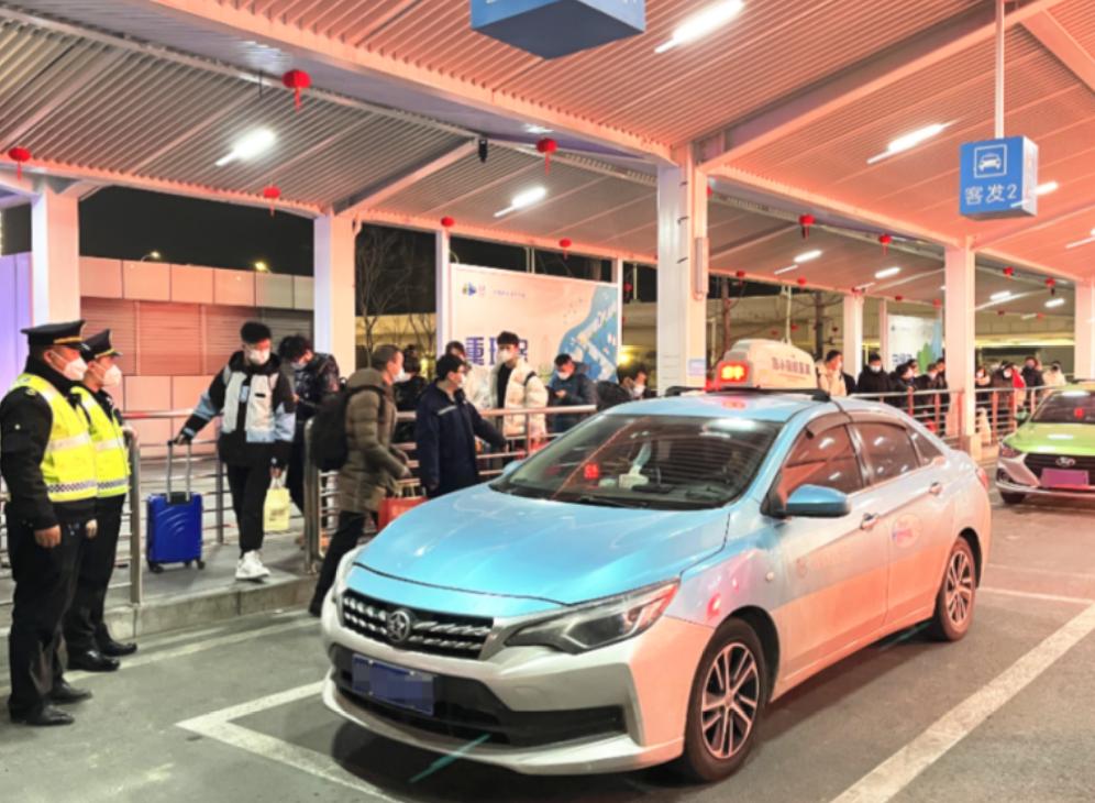 现在打车是真有点贵了。以前大家嫌出租车贵，后来网约车靠优惠把价格打下来，很多人