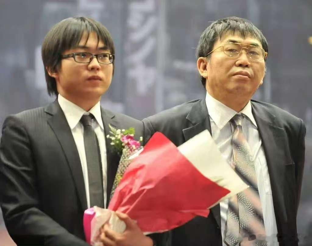 孔令文眼里的聂卫平，是矛盾又真实的存在的：作为棋手，聂老是“伟大的人物”，中日