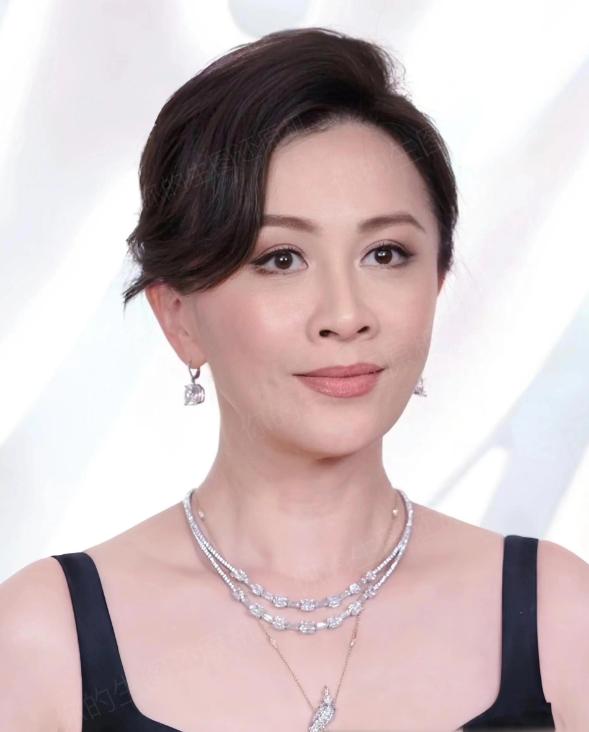 1990年，刘嘉玲被绑架失踪3小时后，失魂落魄地回来说：只抢了一千现金和手表。第