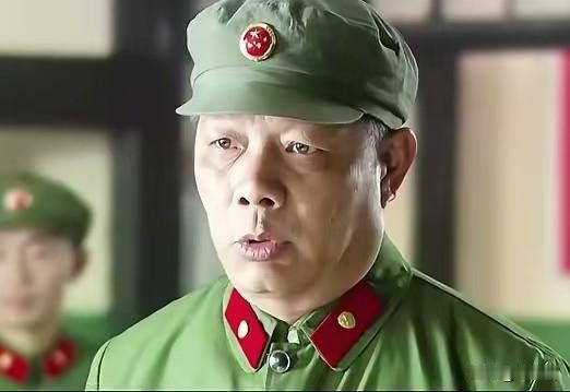 看这段剧情的时候，我越看越觉得别扭。这当官的明明穿的是老式的65式军装，可帽子上