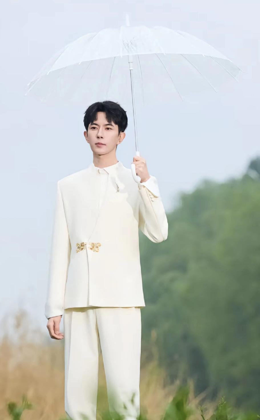 于朦胧事件给人很重要的一个启示：无论在哪个圈层，一定不能活的像个小白兔。不