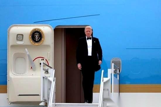 “啪！”“啪！”两声。南海，美军一架“超级大黄蜂”战斗机，一架“海鹰”直升机，