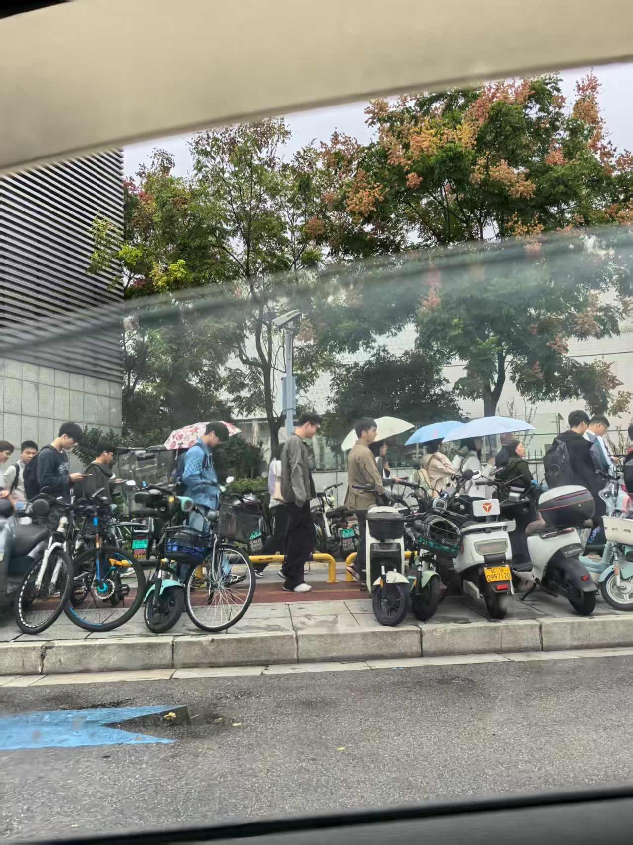 今天上午送硕士即将毕业的女儿的，去中南大学参加校招，在中南大学潇湘校区体育馆，老